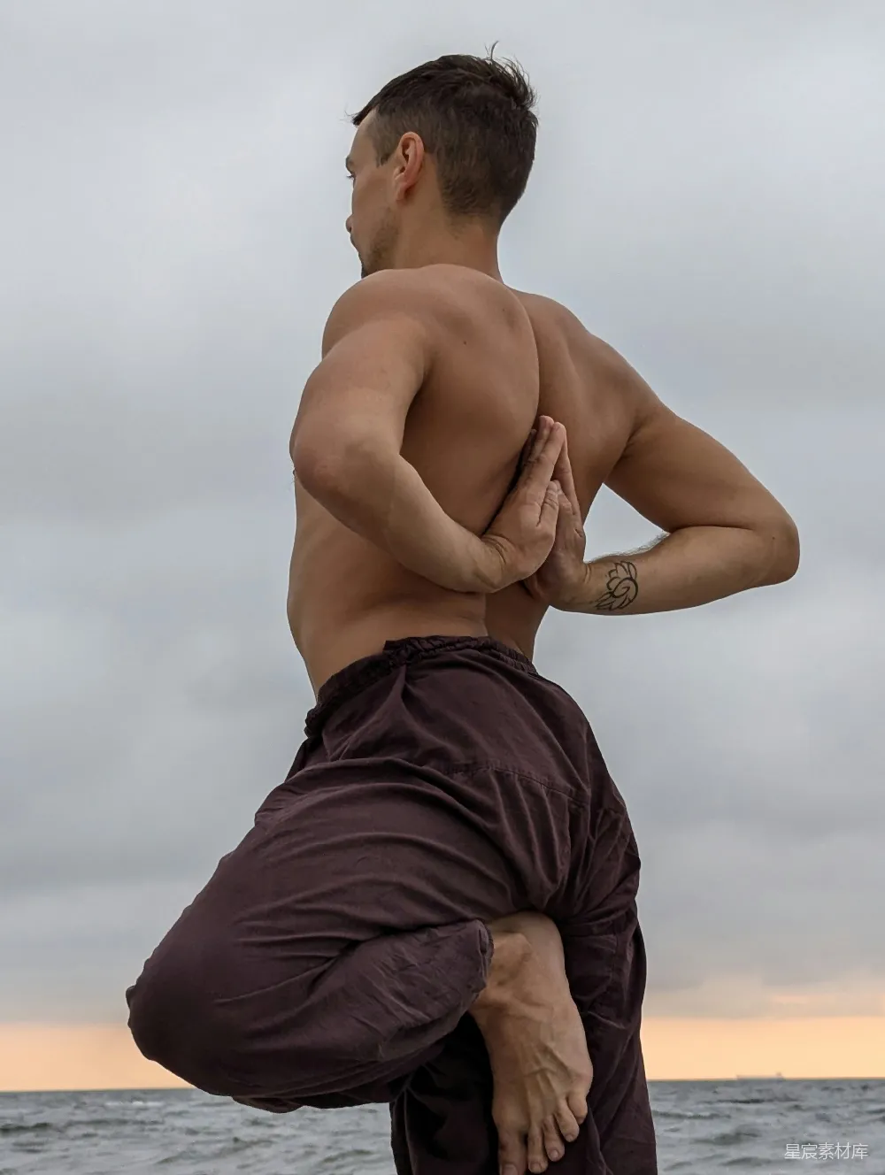 高清摄影 赤膊的男人在沙滩上做俯手立