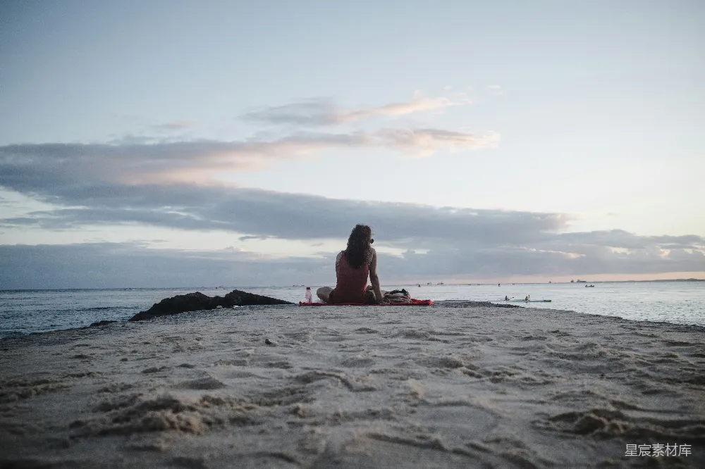 高清摄影 女人在日落海滩上坐着