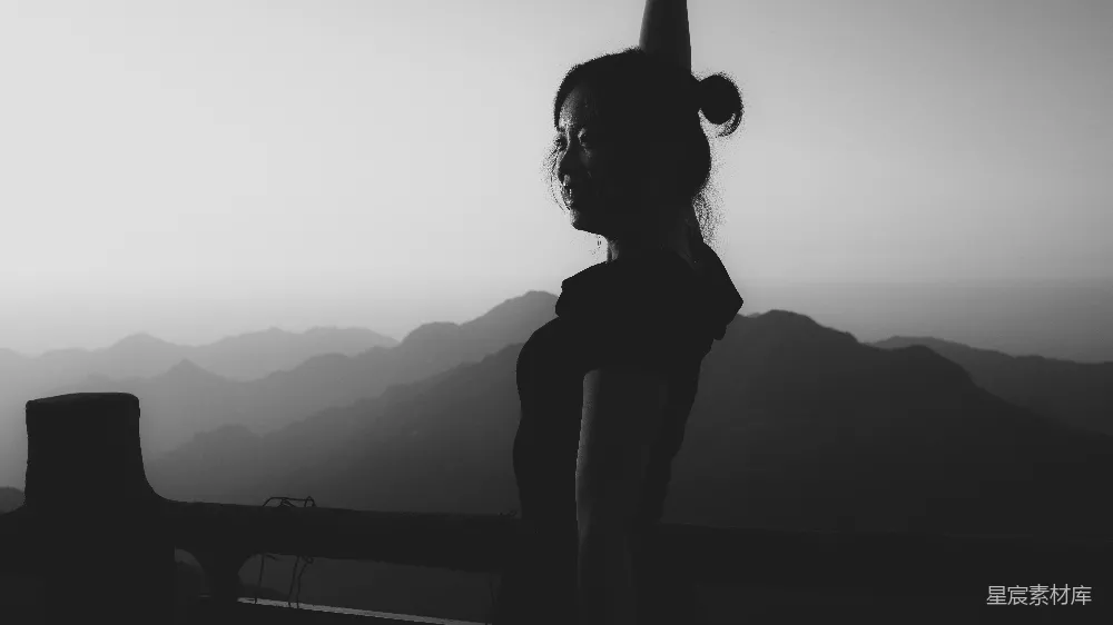 高清摄影 一个女子站在山前