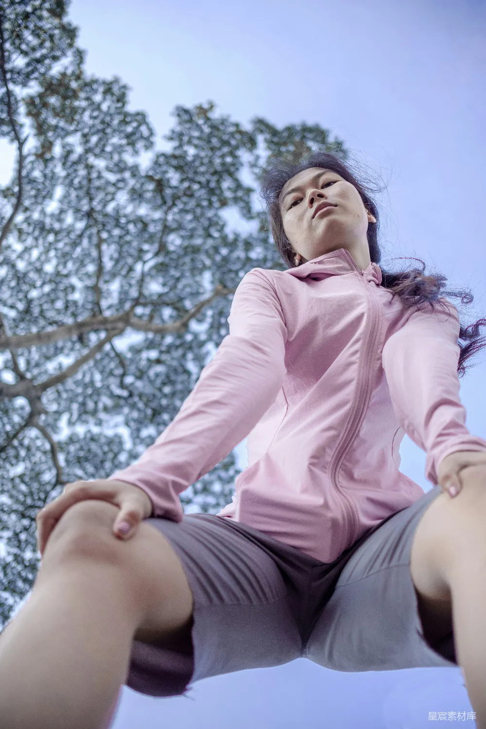 高清摄影 浅焦照片中的粉色紧身上衣女子