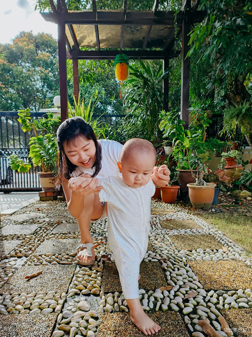 高清摄影 一个抱着婴儿的人