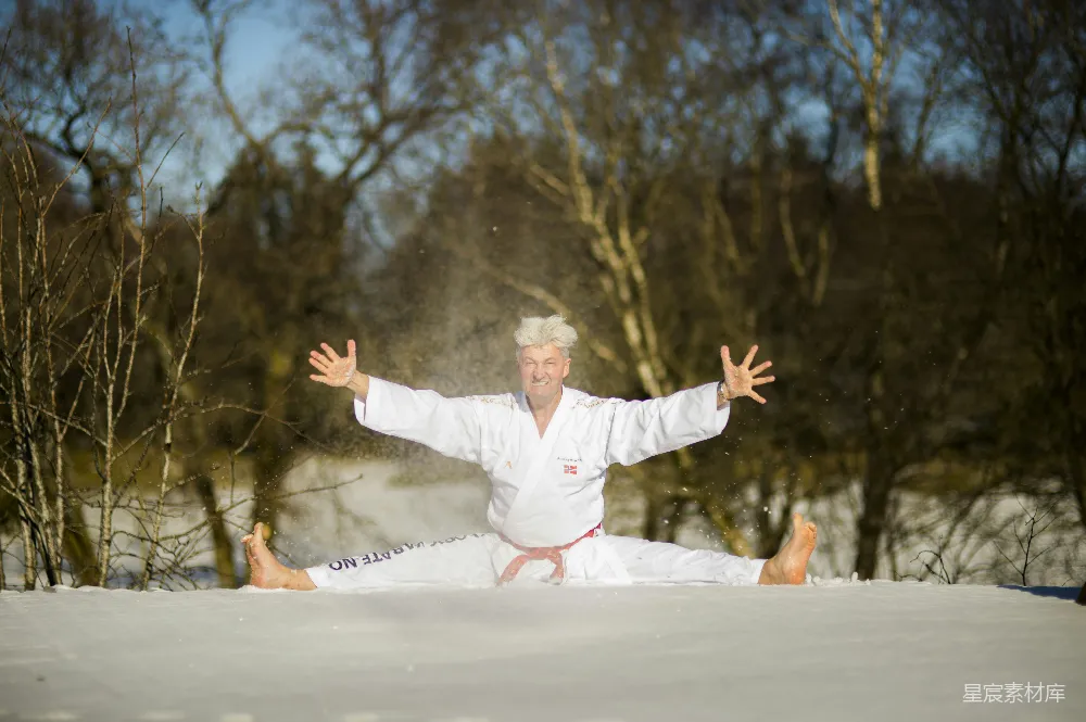 高清摄影 穿白色karate gi的男人