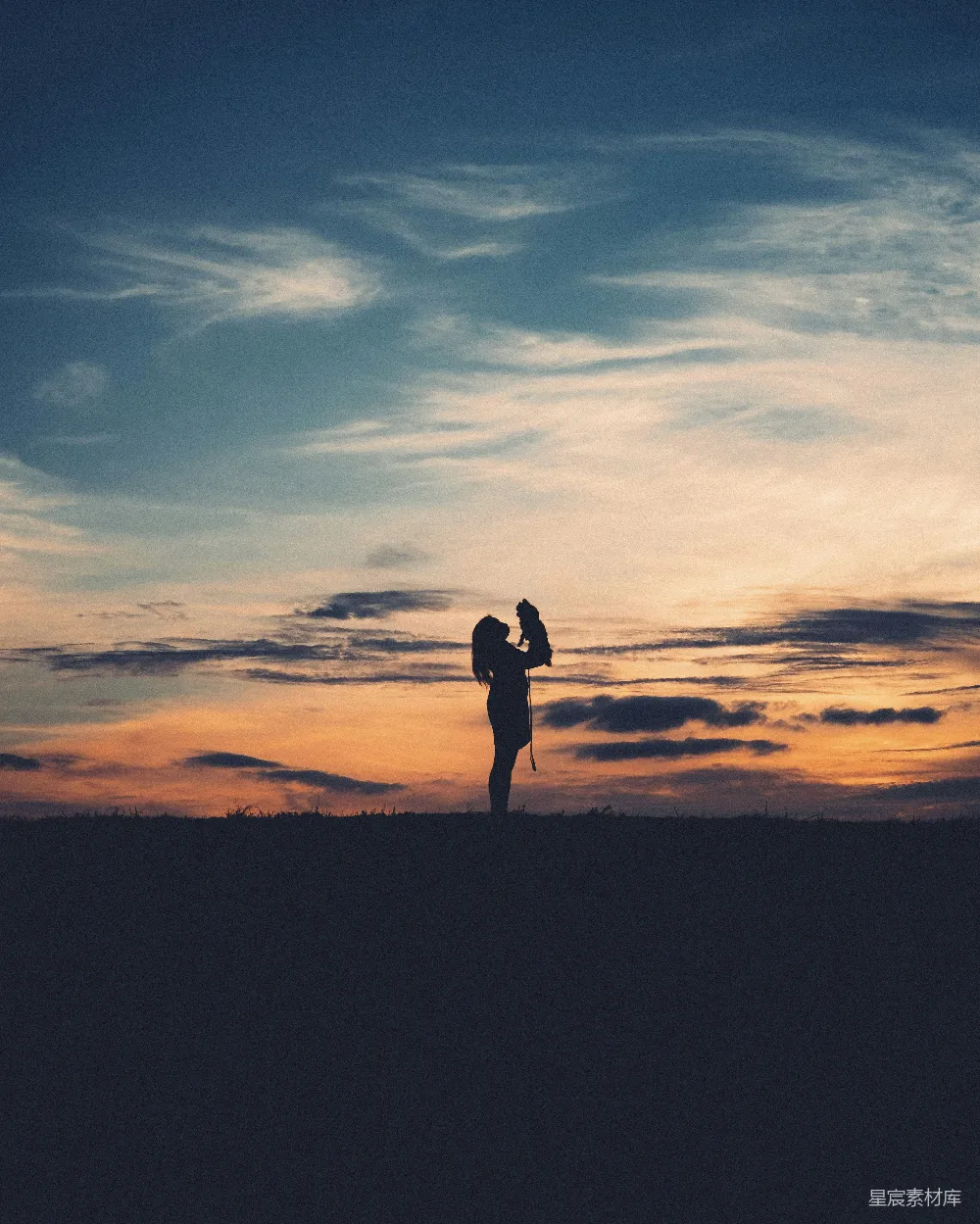 高清摄影  夕阳下一个人抱着孩子的轮廓