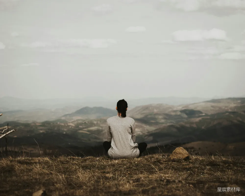 高清摄影 女士坐在悬崖上，俯瞰着山景，白天时。