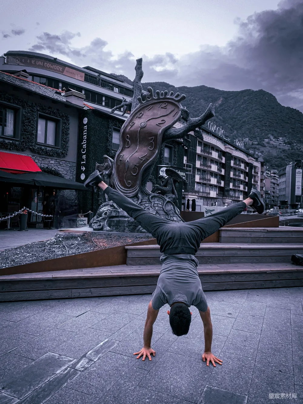 高清摄影 一个男人在建筑物前做倒立