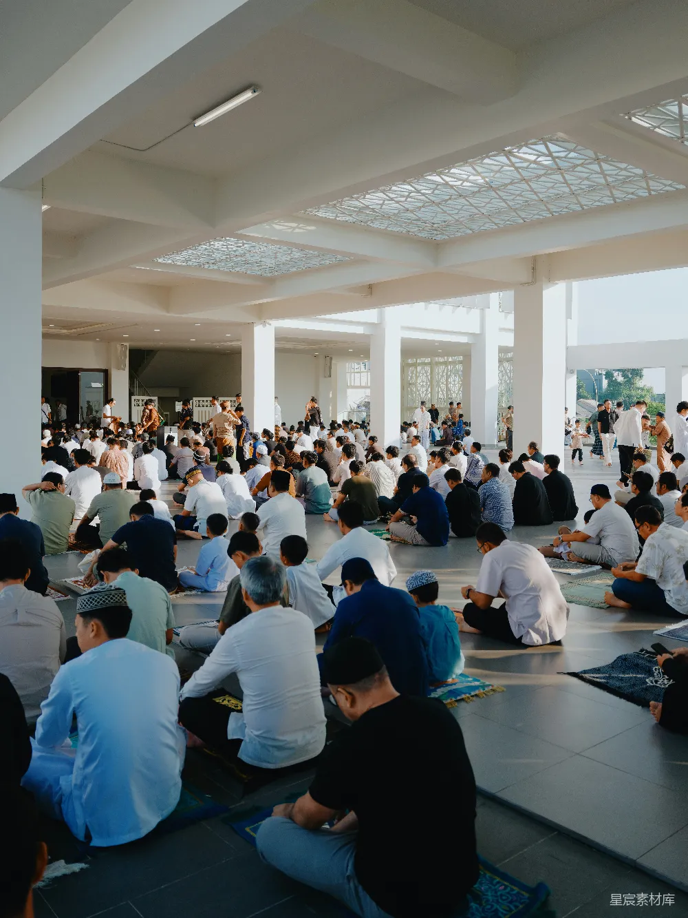 高清摄影 一群男人在清真寺中祈祷。