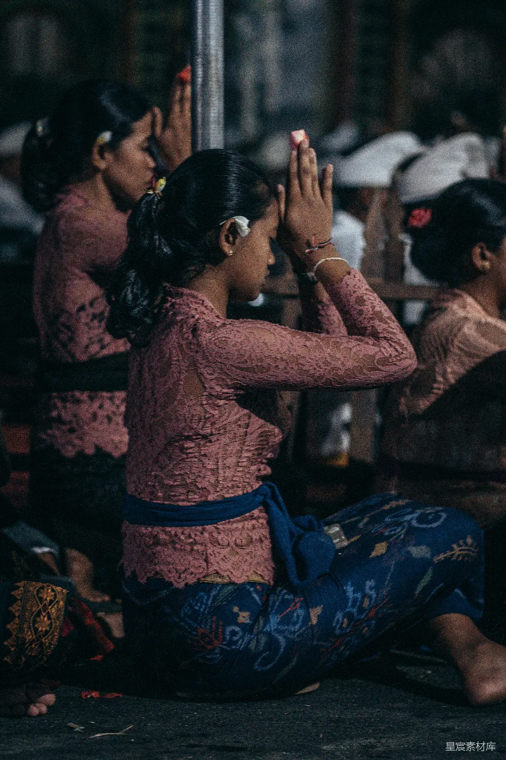 高清摄影 传统服装中的妇女双手合十祈祷