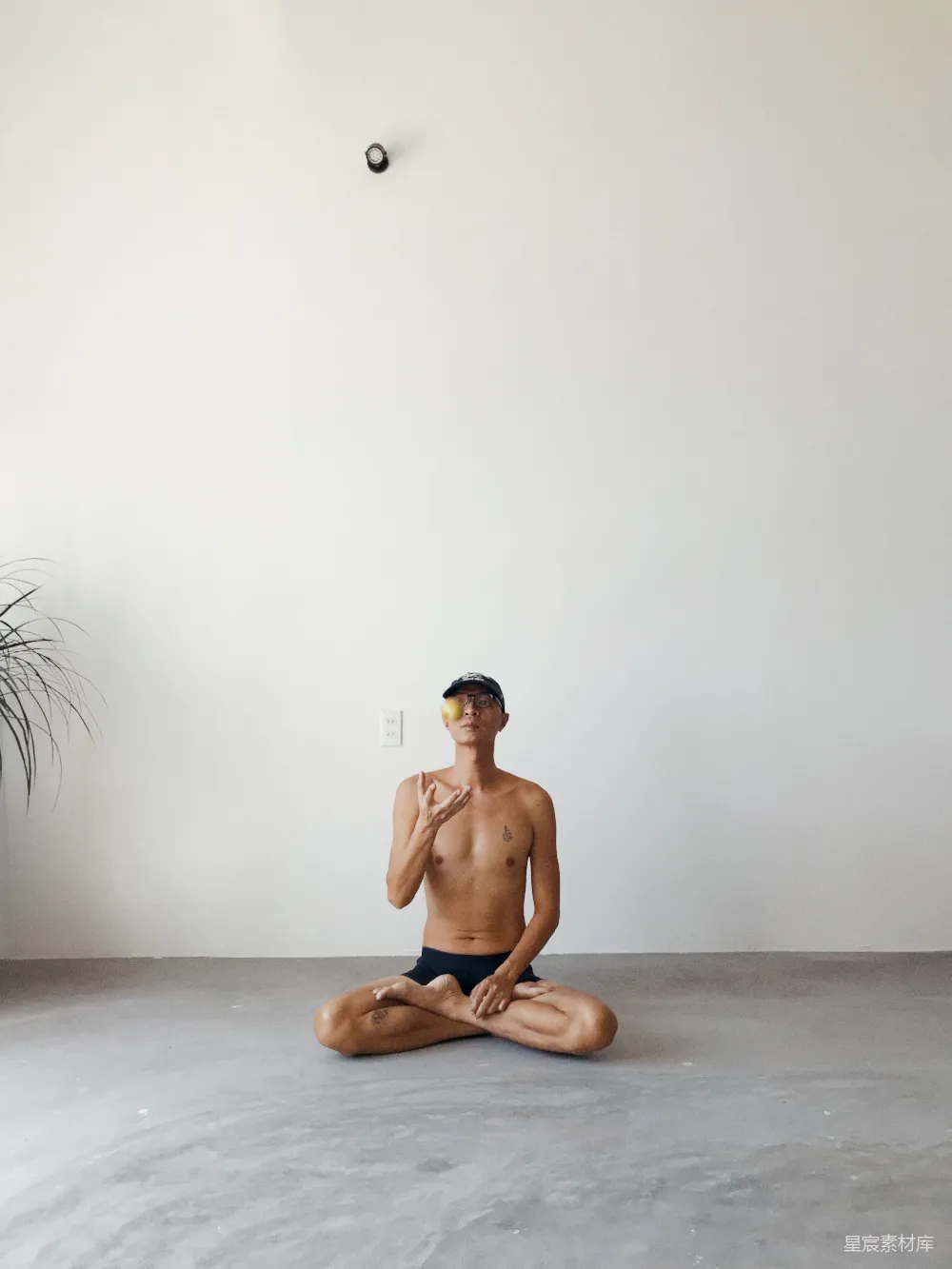 高清摄影 房间中一个男子坐在地板上。