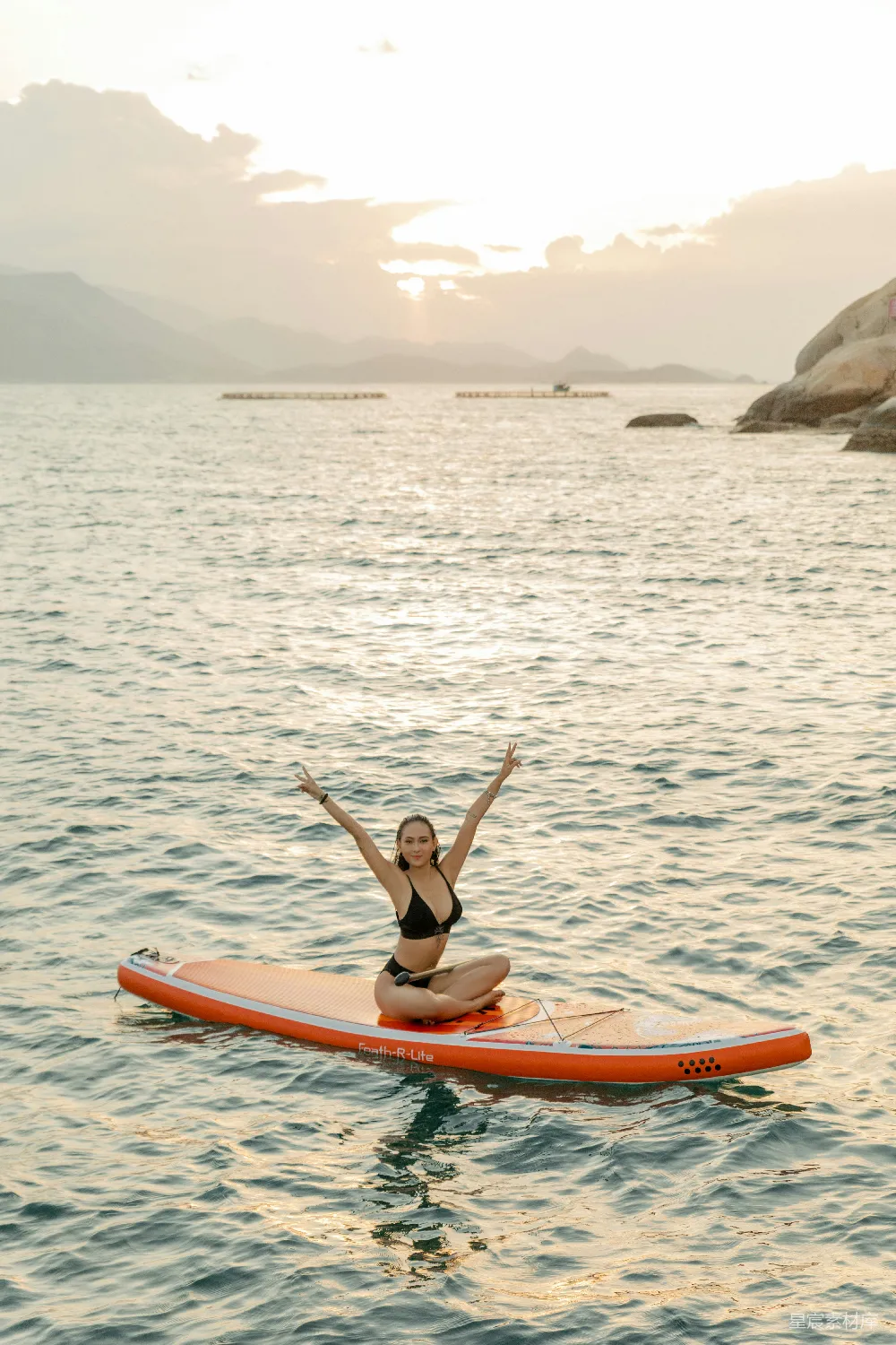 高清摄影 黑色比基尼的女子在白天骑着红色 kayak 在海面上。