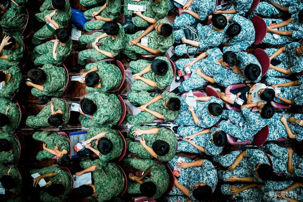 高清摄影 红色塑料椅上坐着的男人的顶角度照片