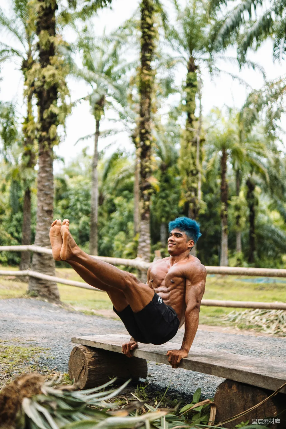 高清摄影 一个男子站在一根木头上做倒立