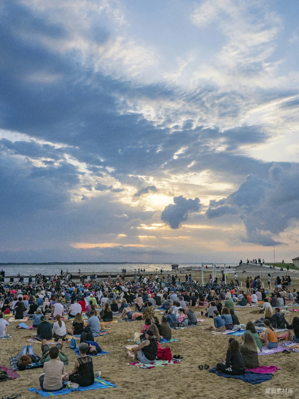 高清摄影  一群人在沙滩上坐着。