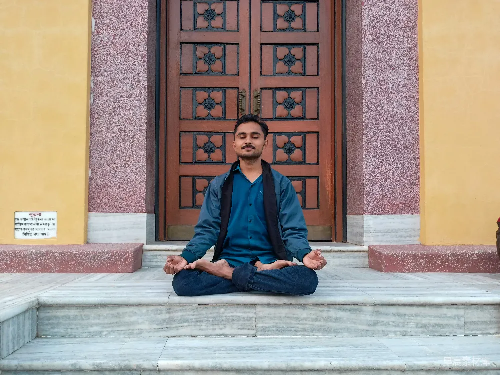 高清摄影 一个男人坐在门前的台阶上