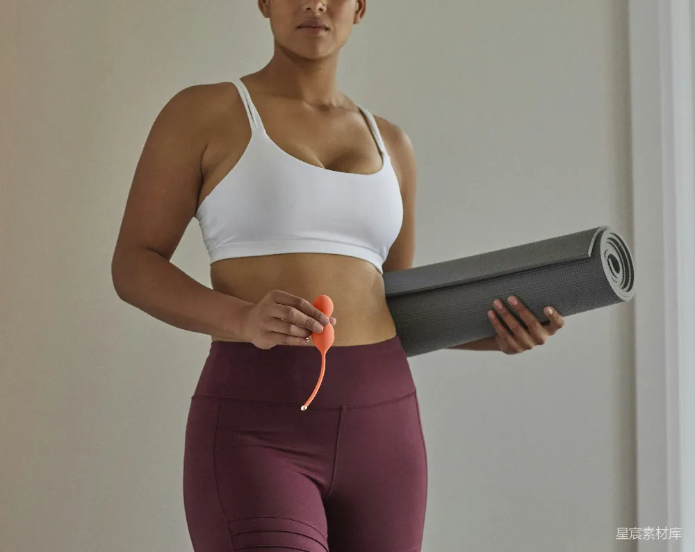 高清摄影 白色上衣、白色运动文胸和紫色运动 leggings 的女性正拿着黑色扬声器。