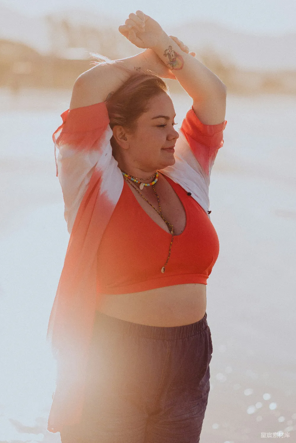 高清摄影 一个着红色连衣裙的女人