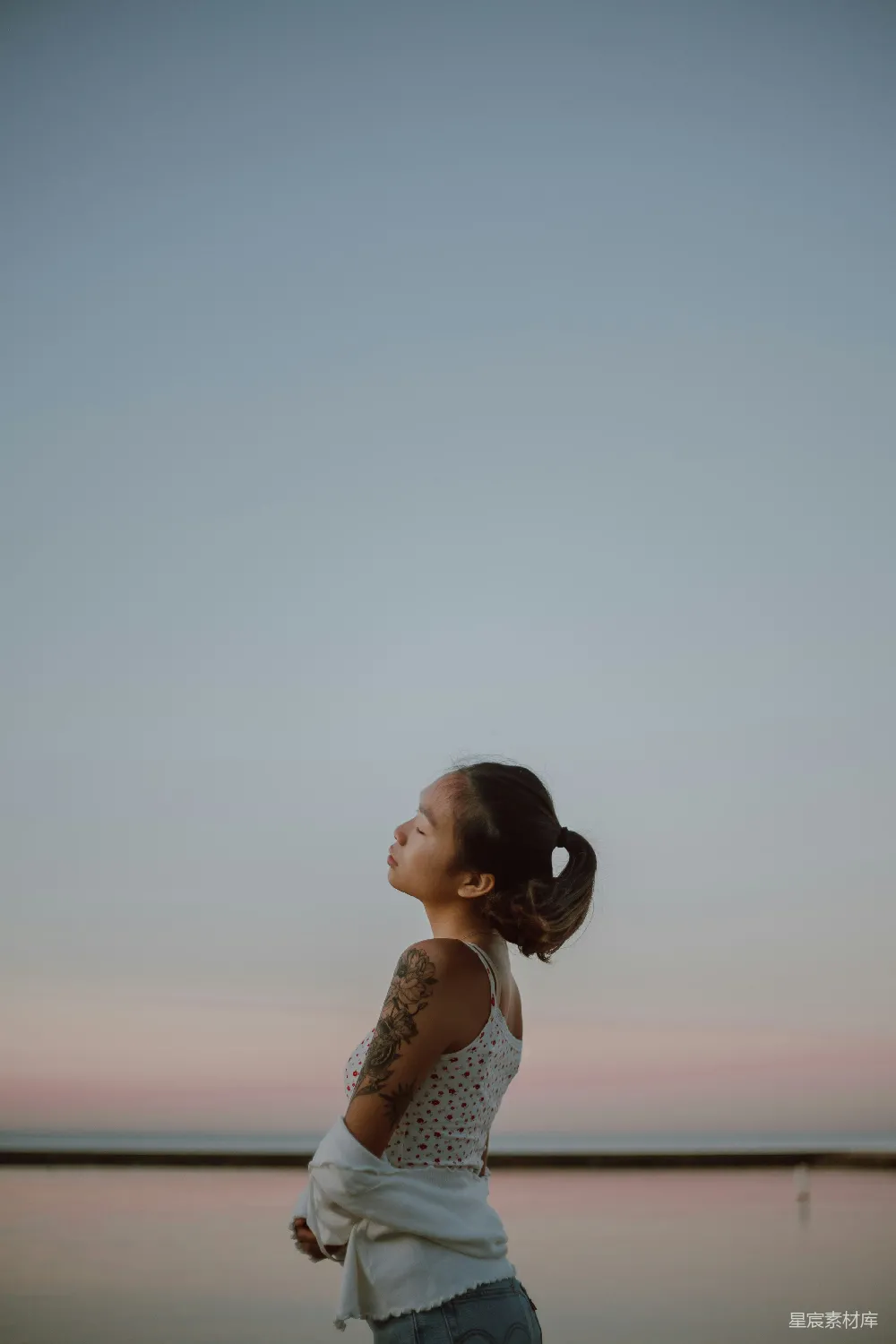 高清摄影 白上衣和白花裙的女人