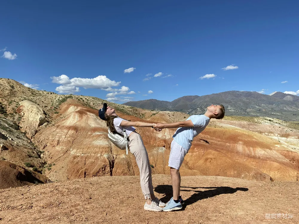 高清摄影 白T恤和白短裤的男人站在棕色的岩石 formation 上，在白天站立。