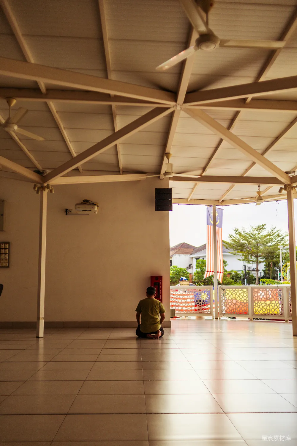 高清摄影 一位人在 mosque 的 open 前门进行祈祷。