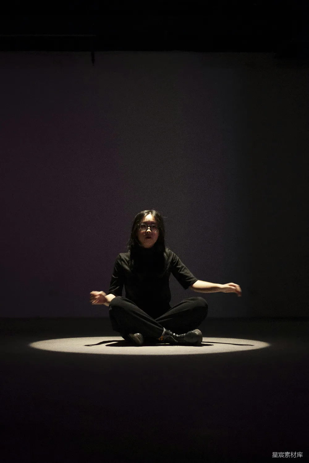 高清摄影 黑色长袖衬衫和黑色长裤的女人坐在白色的地板上。