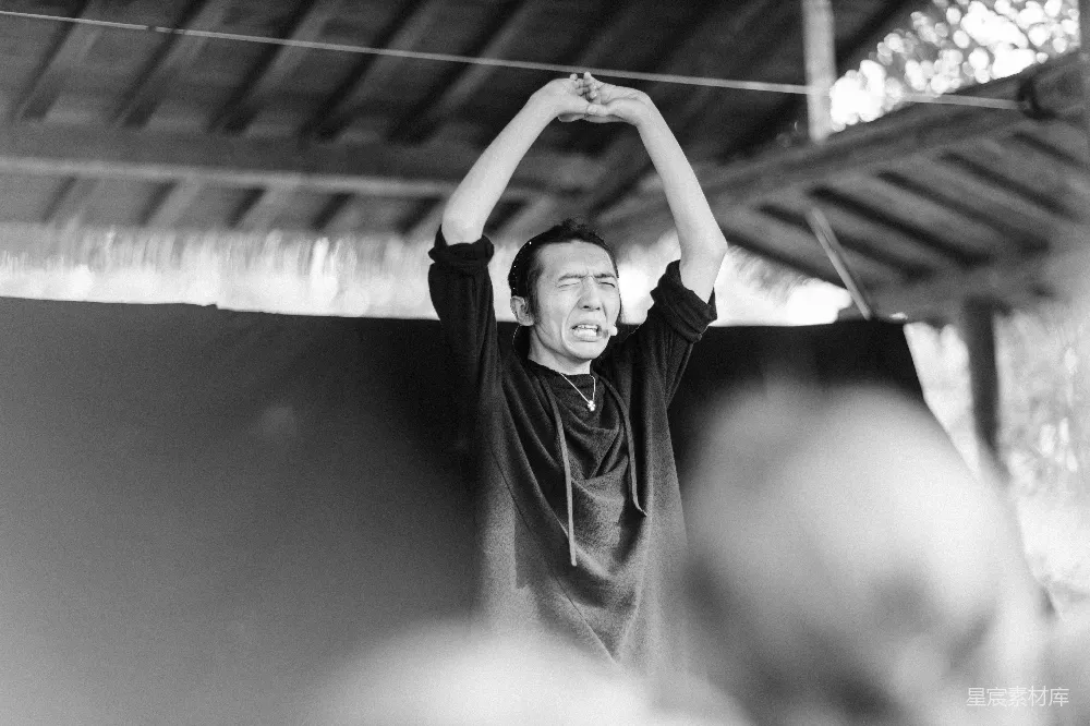 高清摄影 男人在白天双臂高举