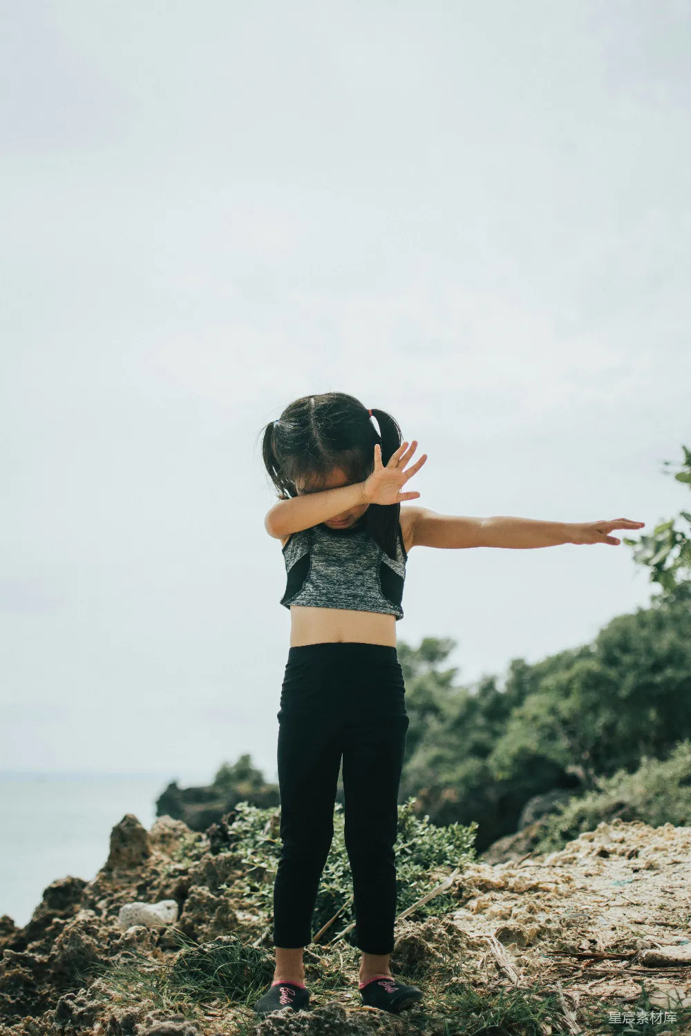 高清摄影 穿灰色上衣和黑色裤子的女孩