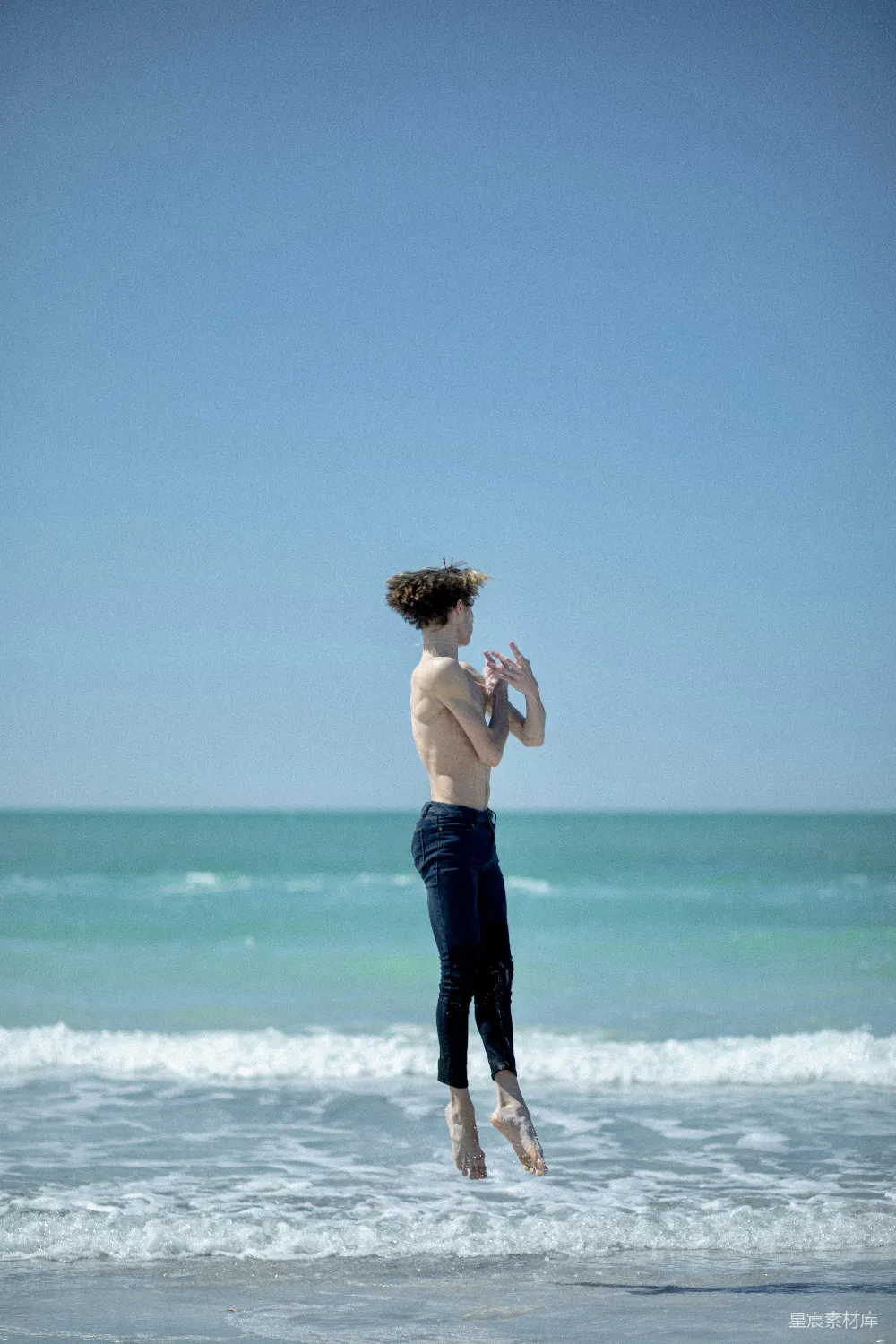 高清摄影 海滩上男女 kissing的白天场景