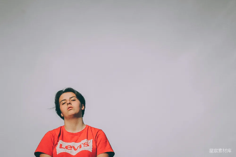 高清摄影 红色和白色圆领T恤的女人