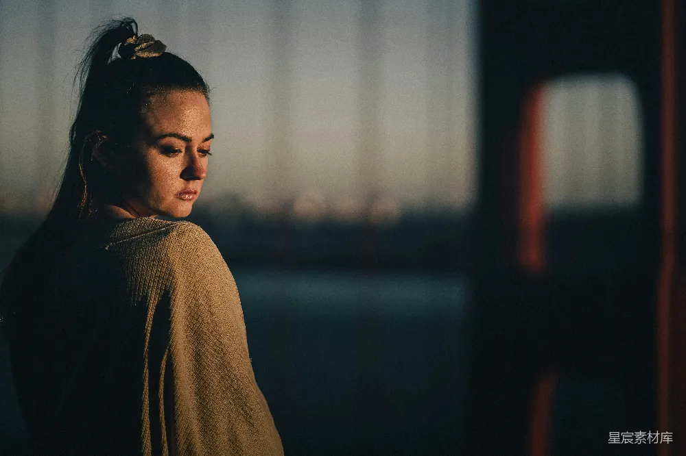 高清摄影  站在窗前的女人