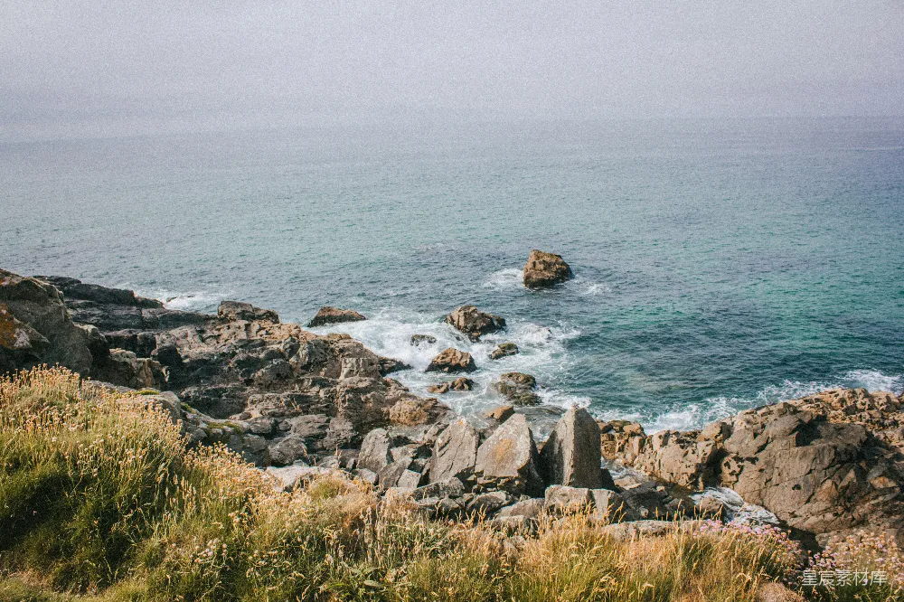 一块岩石悬崖上的海景