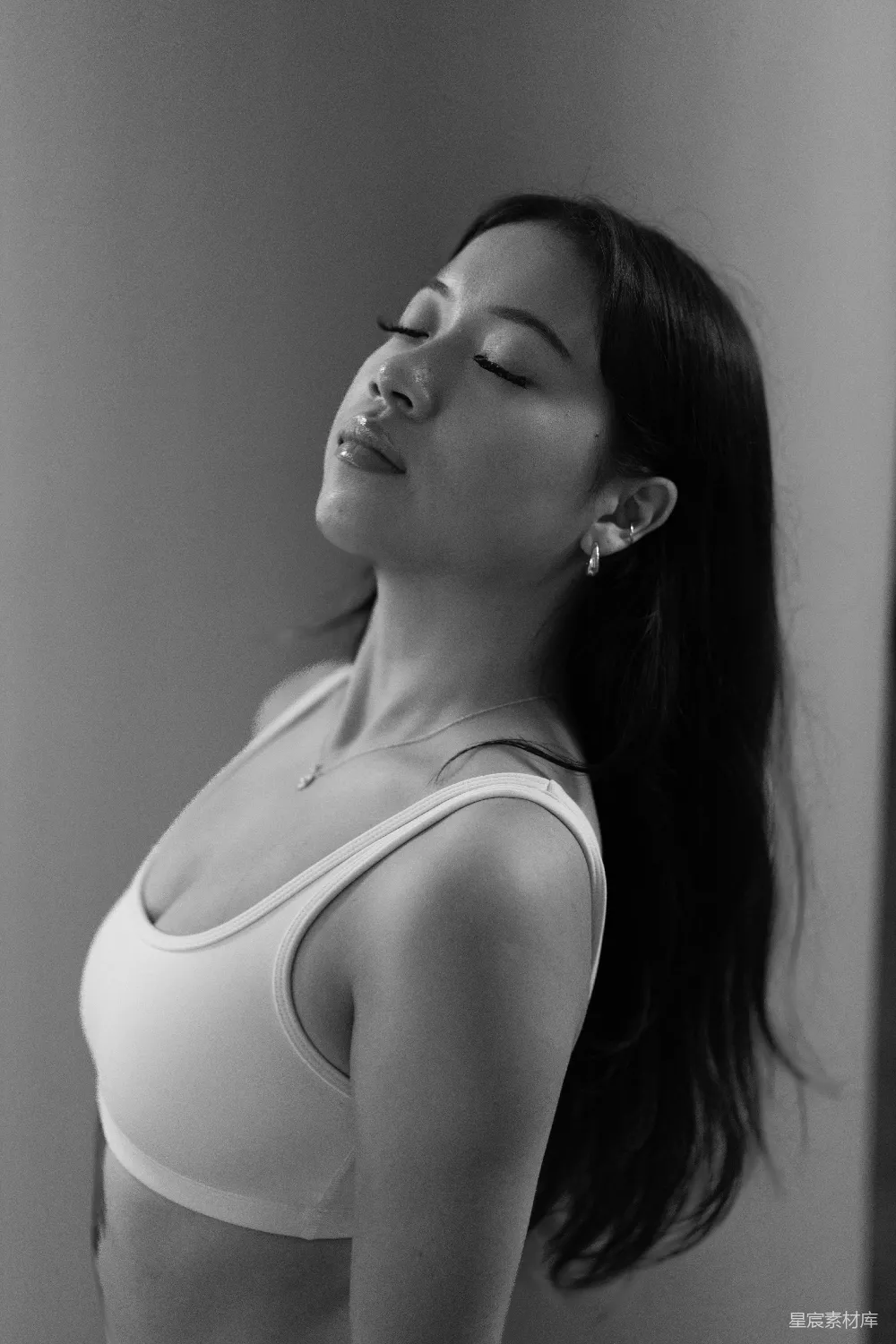 高清摄影 一个穿白色上衣的女人正在拍照。