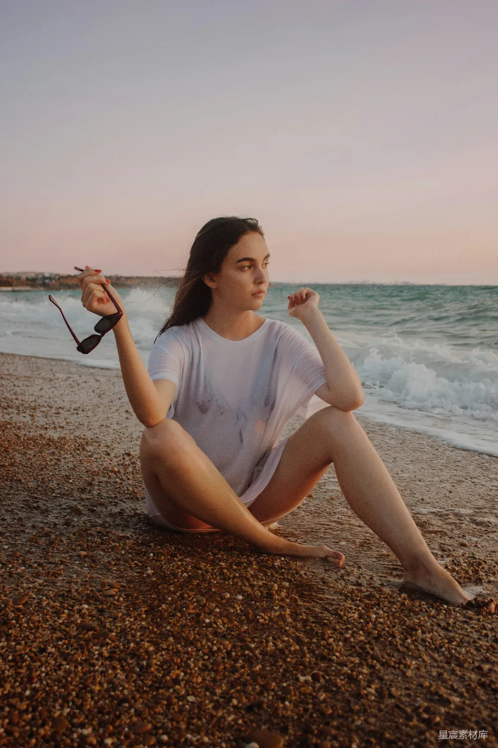 高清摄影 人物 坐在海边的妇女
