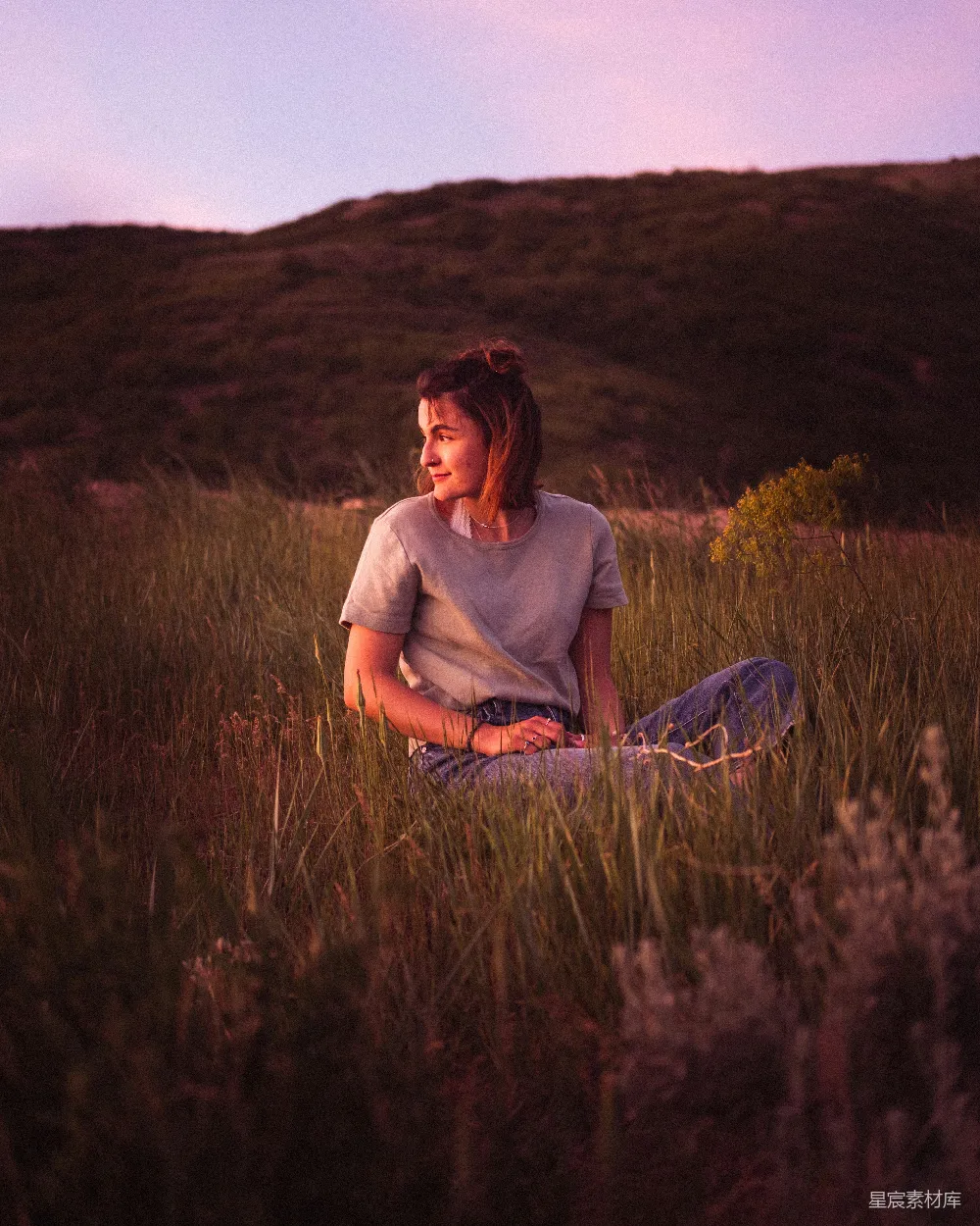 高清摄影  灰衬衫女子坐在绿色草地上的田野中白天用餐巾纸