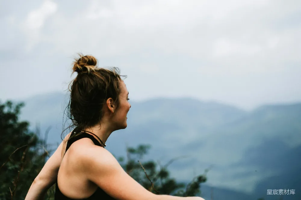 高清摄影 黑色T恤衫的女人在白天望着山峦。