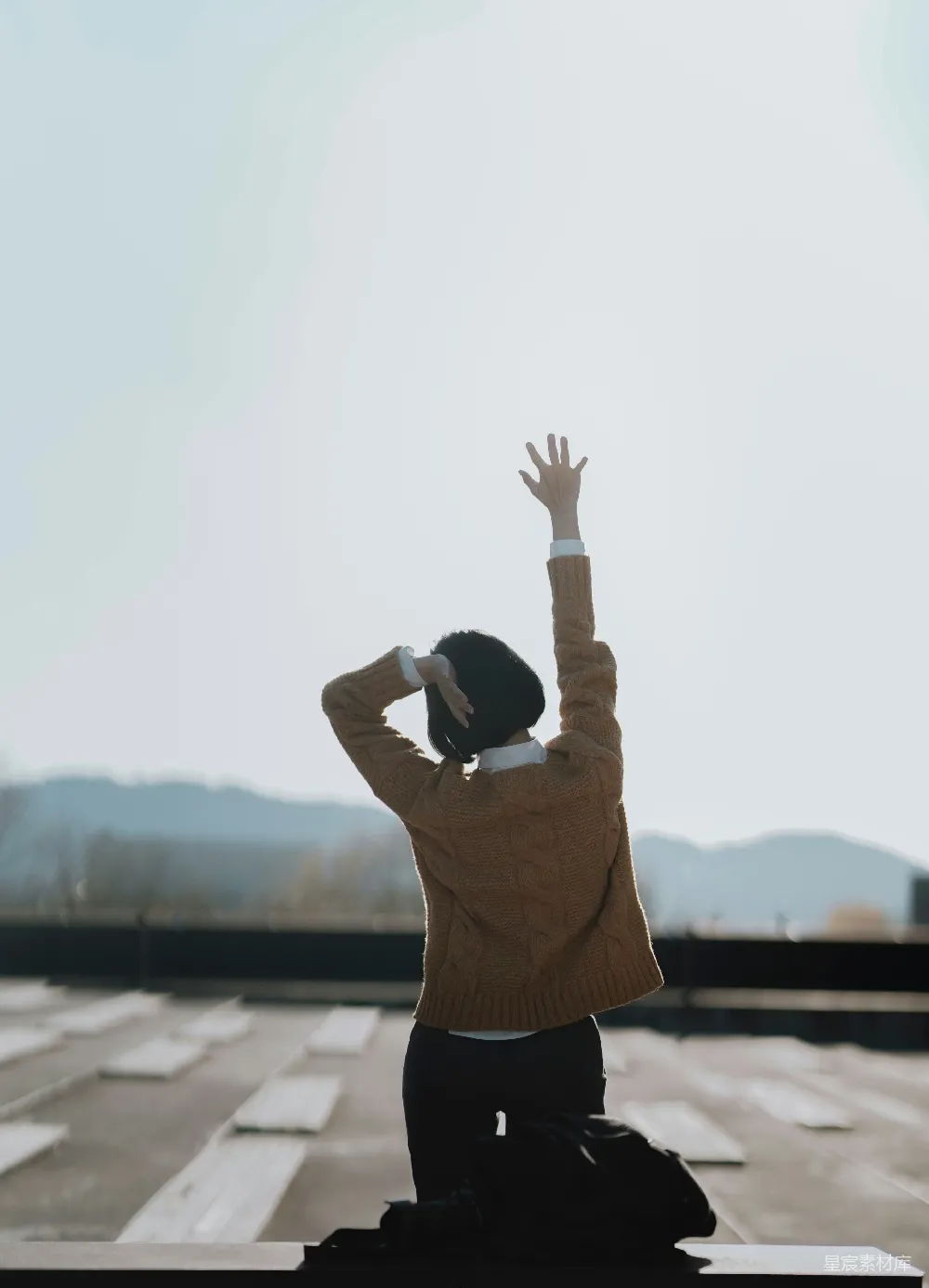 高清摄影 穿着棕色夹克的女人在白天右手举起