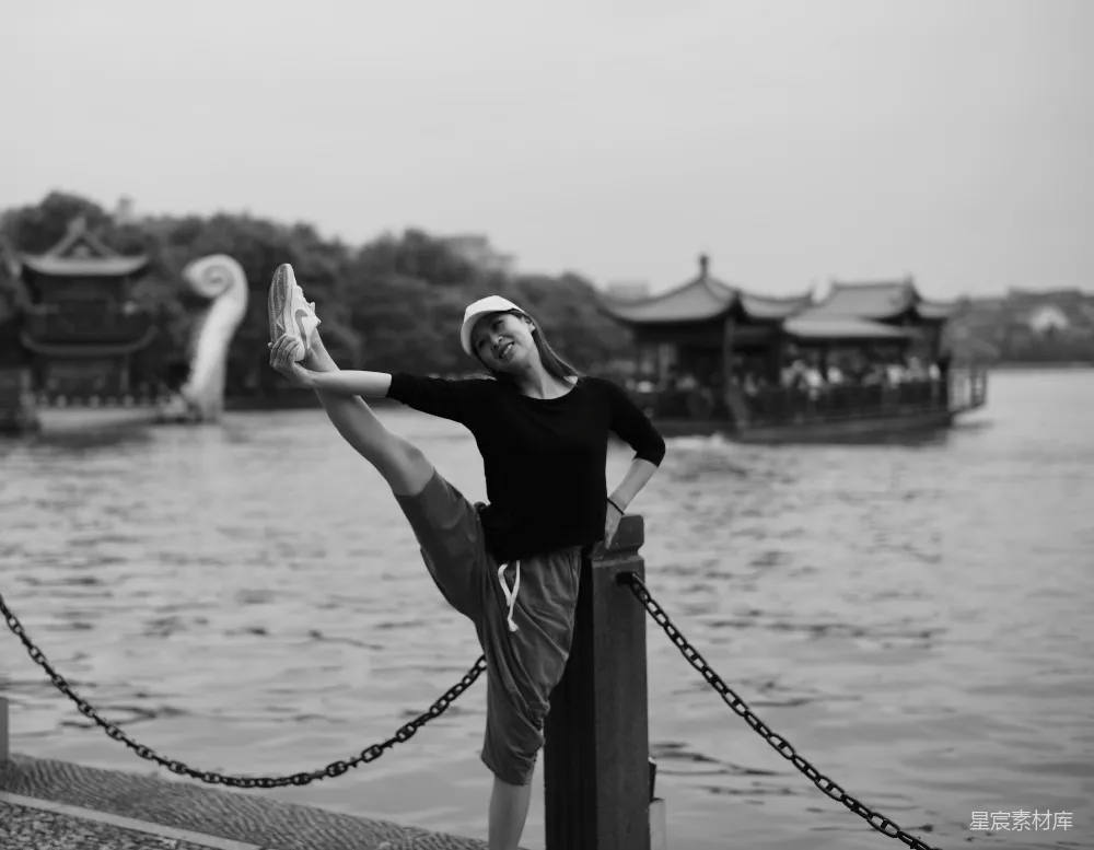 高清摄影 女人侧坐于水面旁的照片（黑白）