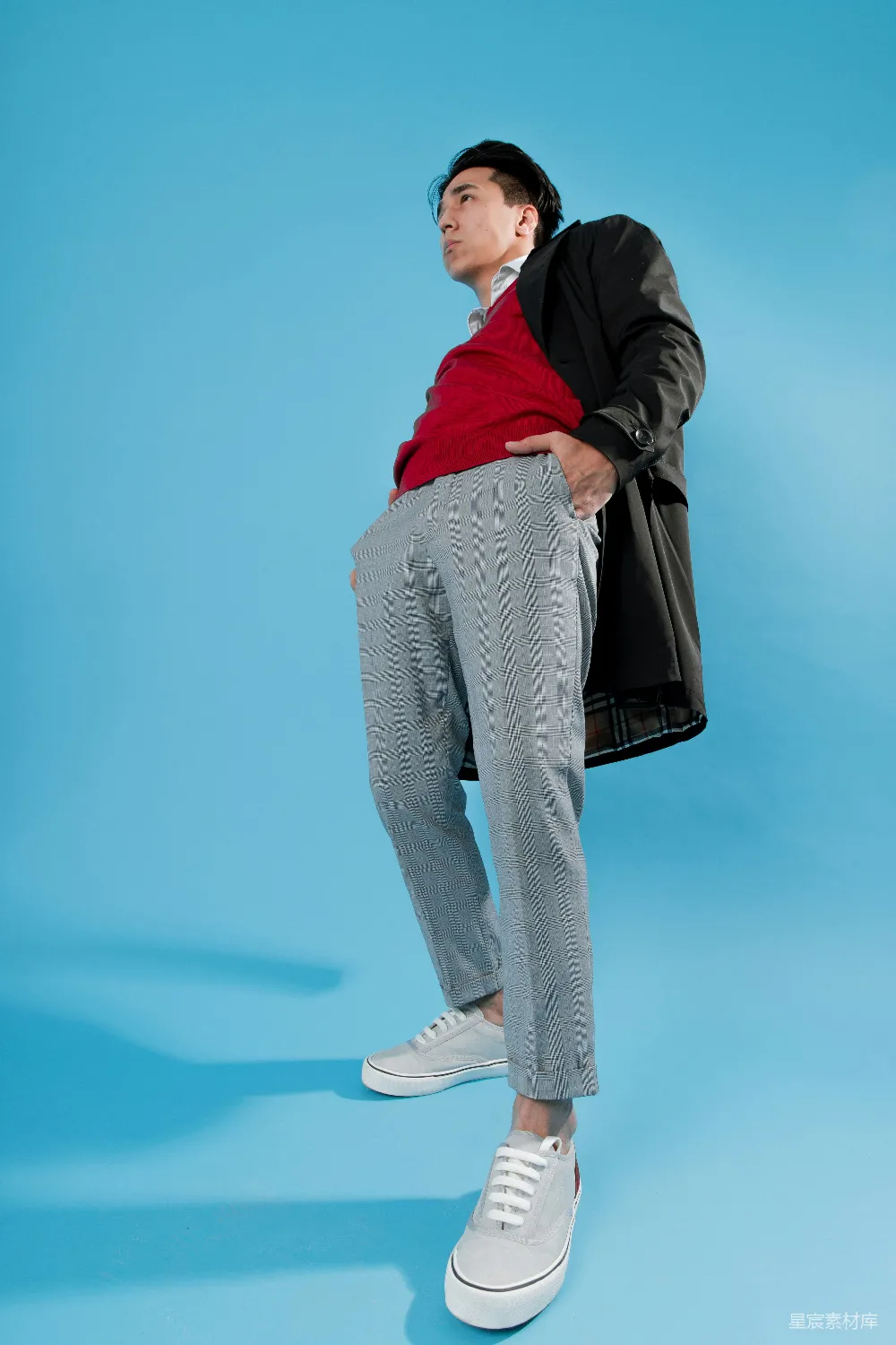 身穿红衣和灰裤的男子