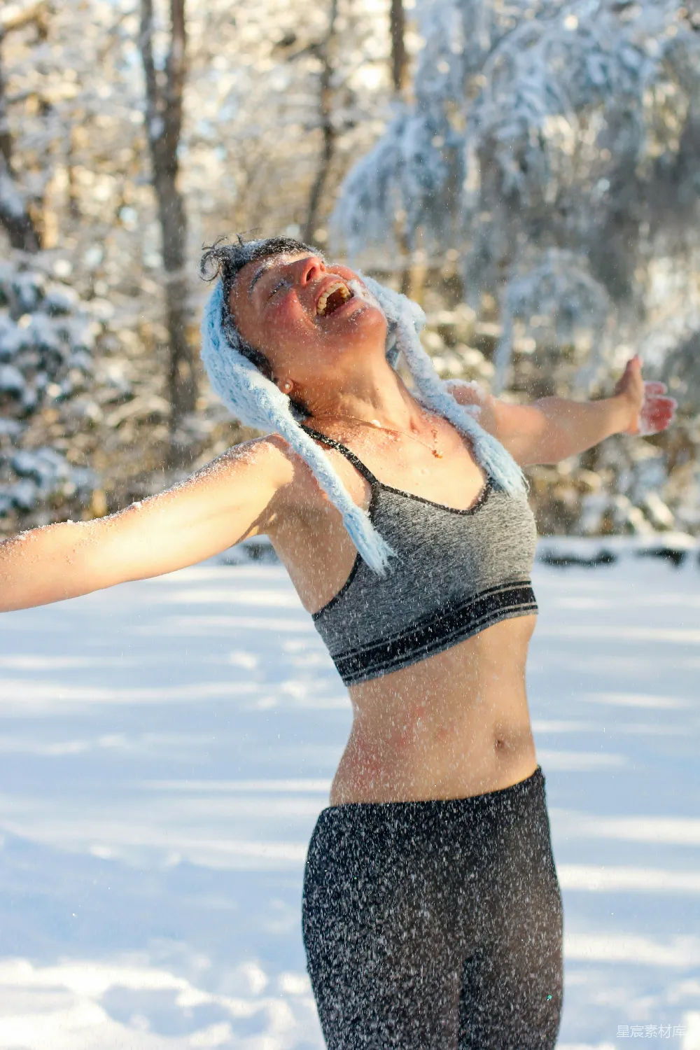 高清摄影  雪地里一个伸出双臂的女人