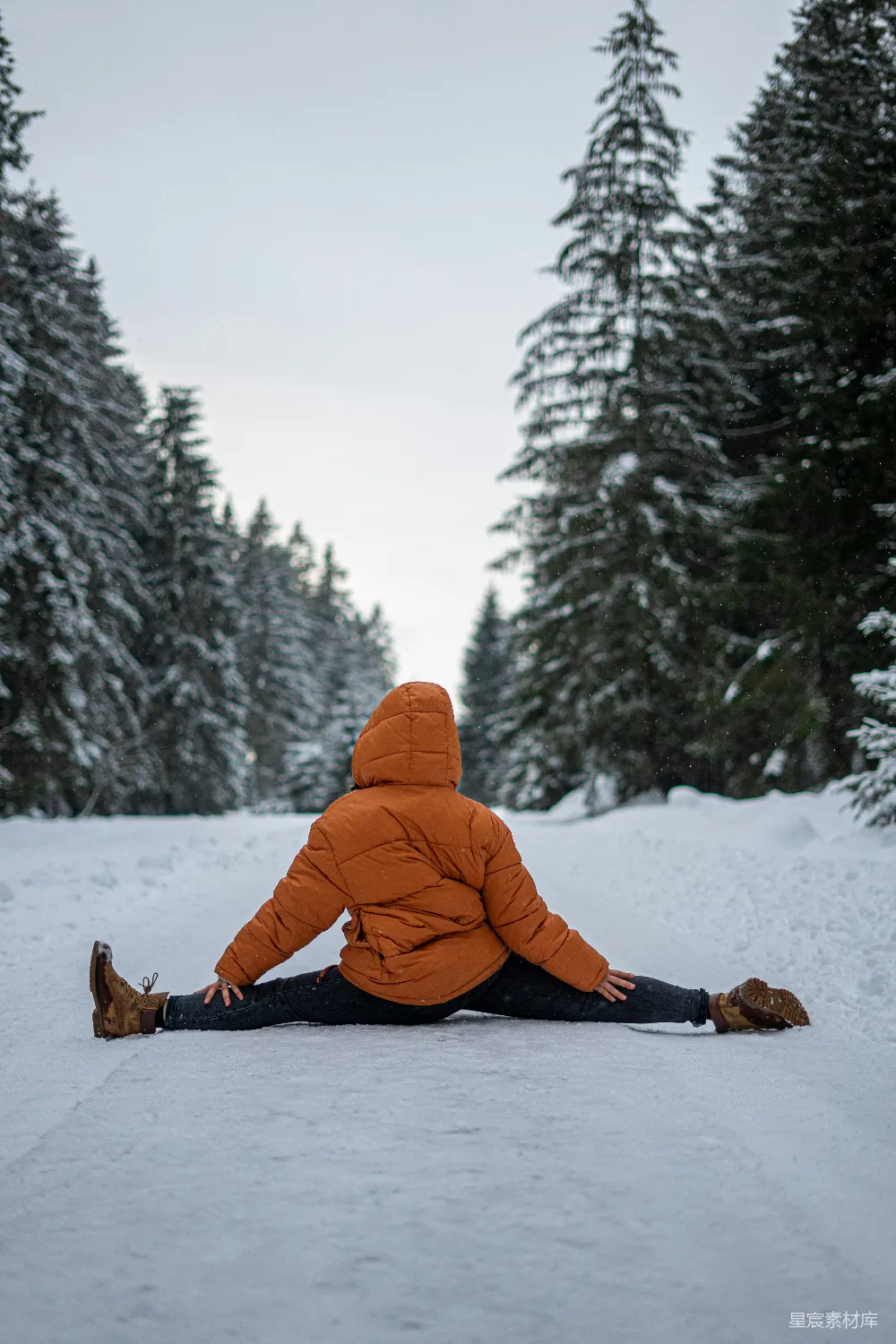 高清摄影 身穿橙色夹克的人在覆盖着积雪的地面上白天坐着