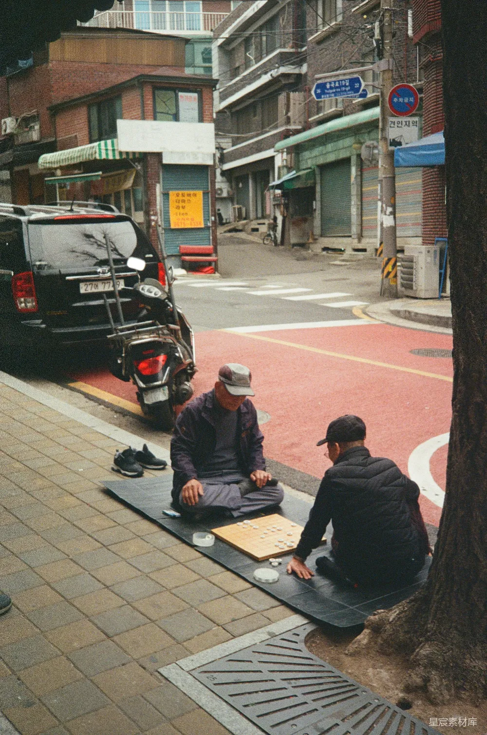 高清摄影 几个男人坐在人行道上