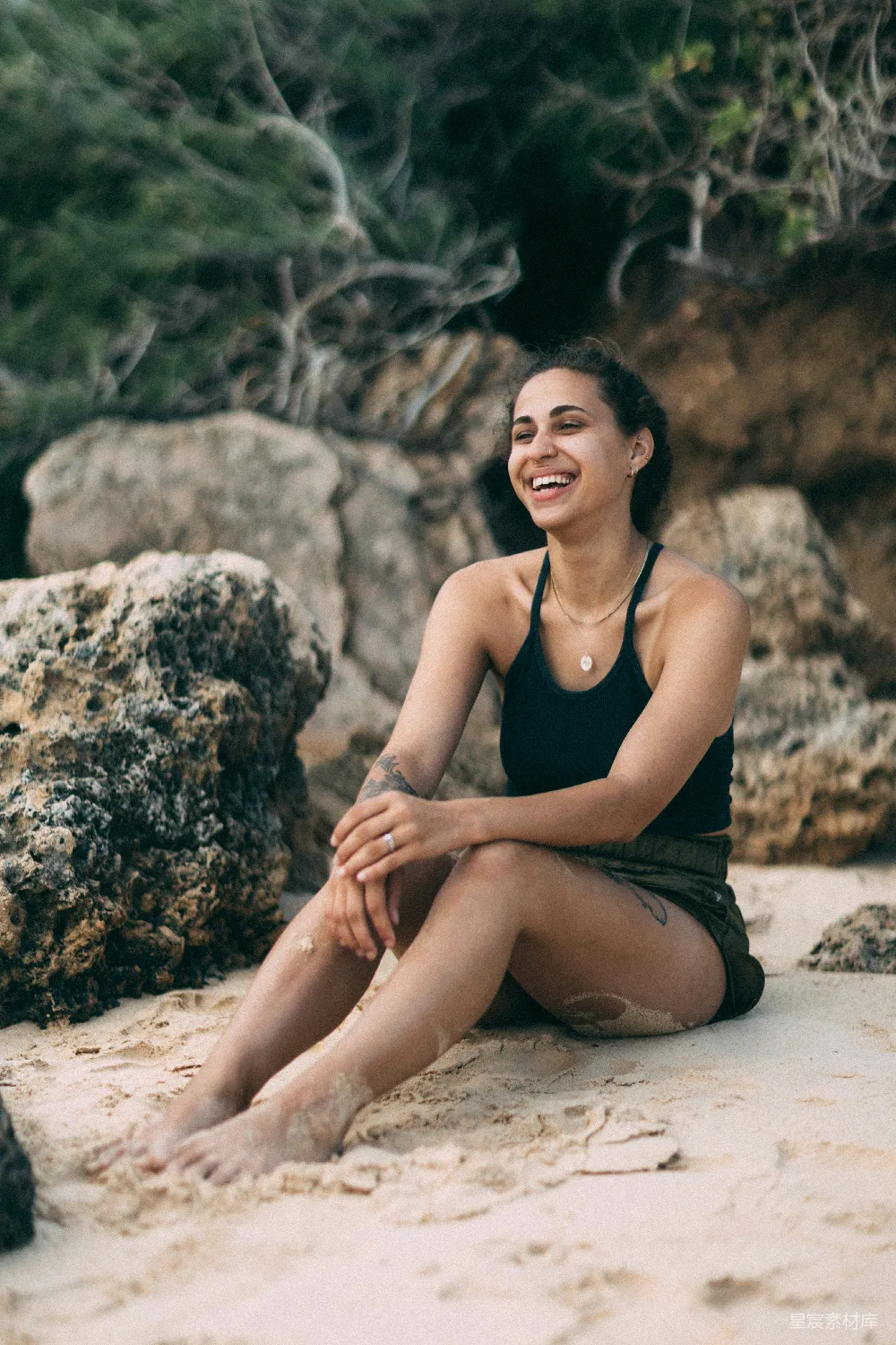 高清摄影 海滩上坐着一名妇女