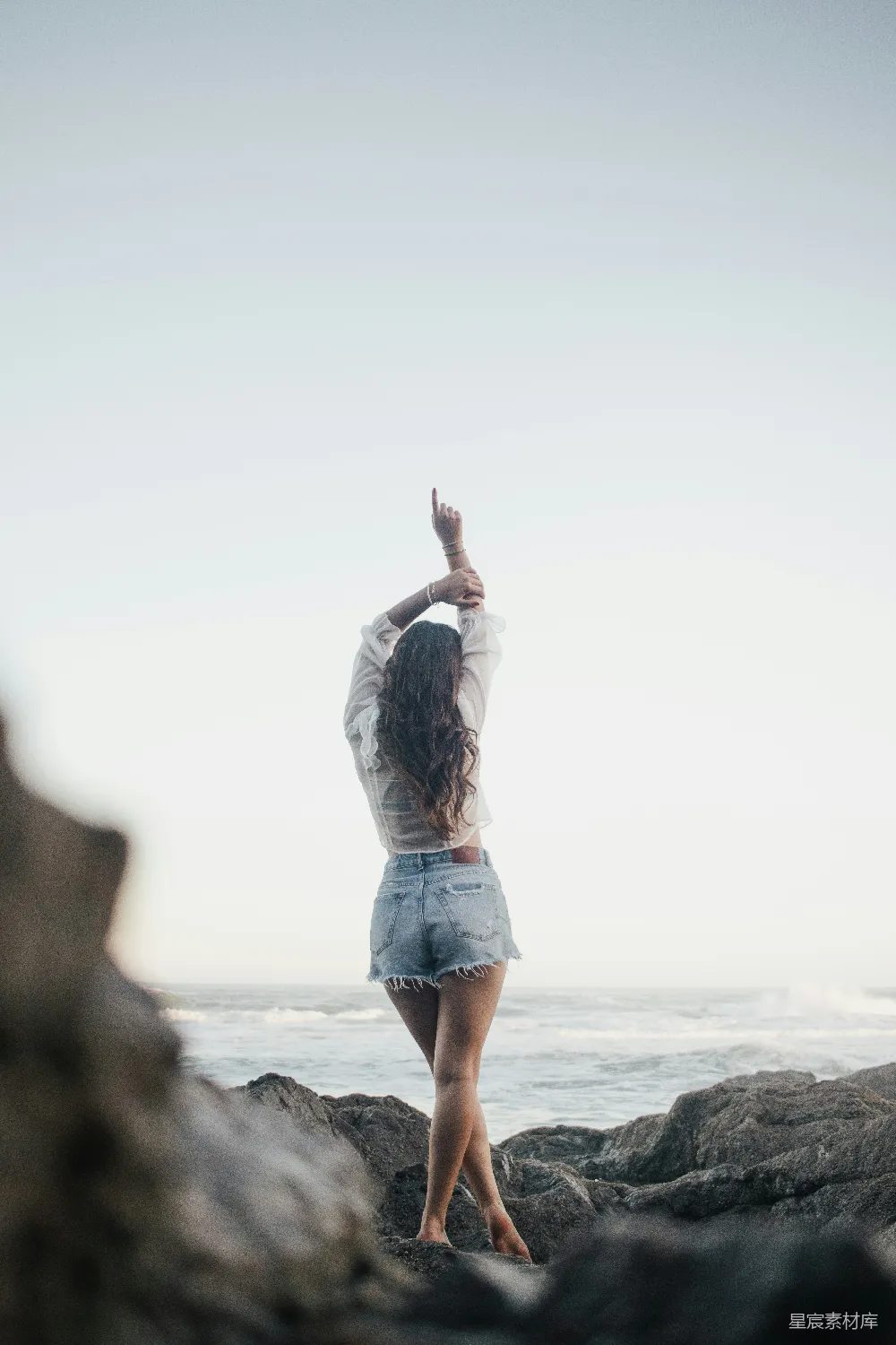 高清摄影 人物 女人站在海边的岩石上