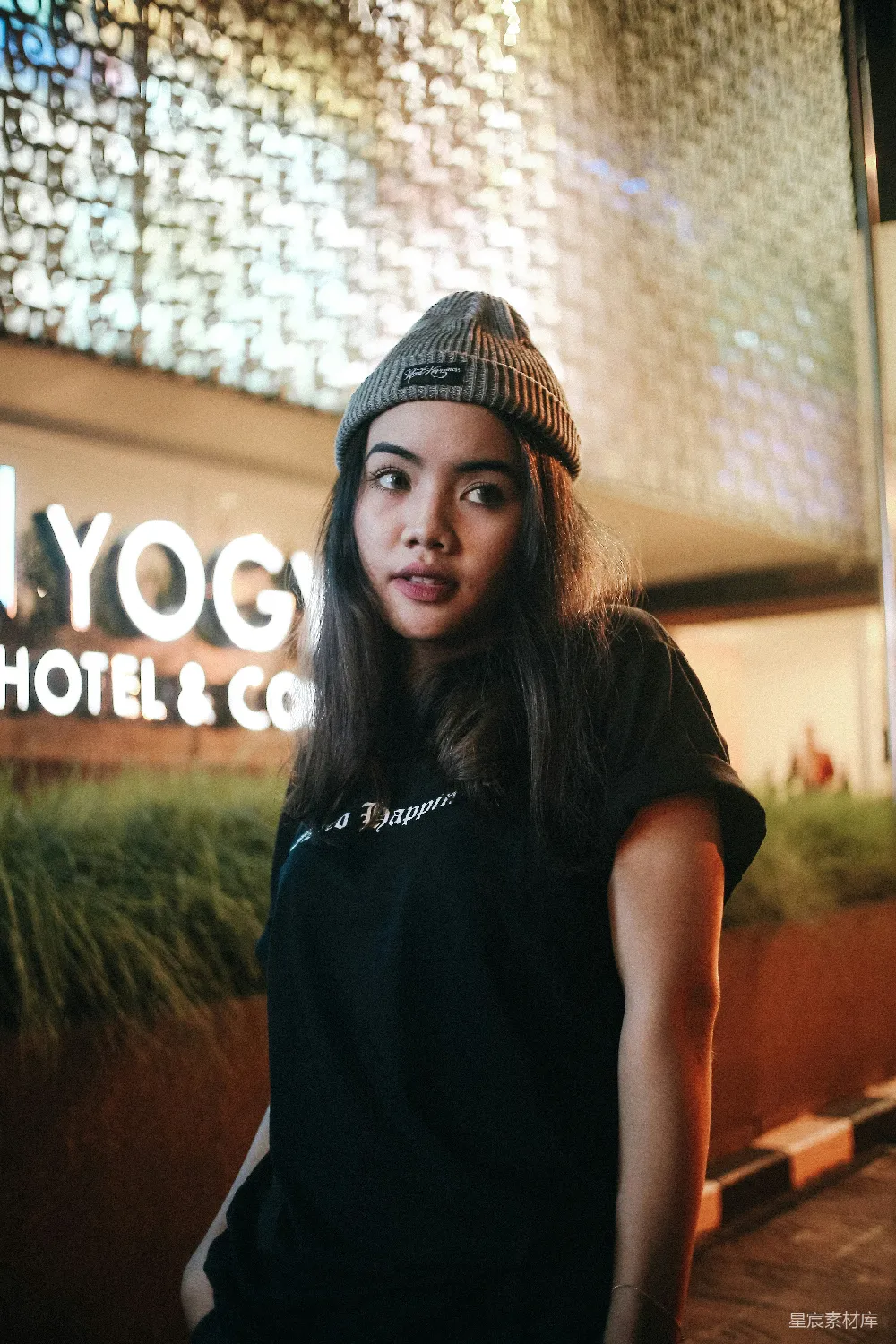 高清摄影  女人站在指示牌前