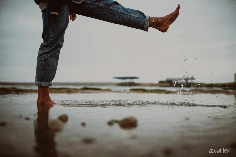 高清摄影  一个人在湿海滩上站立