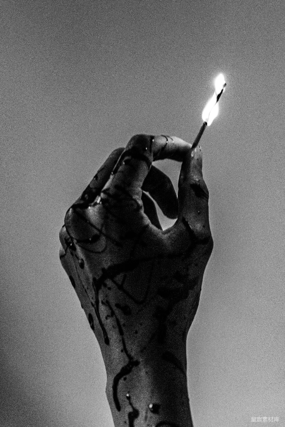 高清摄影 实验性 灰度照片中的人手持点燃的火柴棍