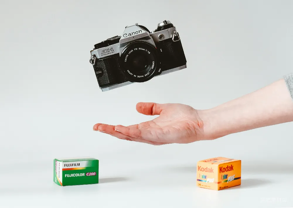 高清摄影 黑色和银色的全画幅 DSLR 摄影相机