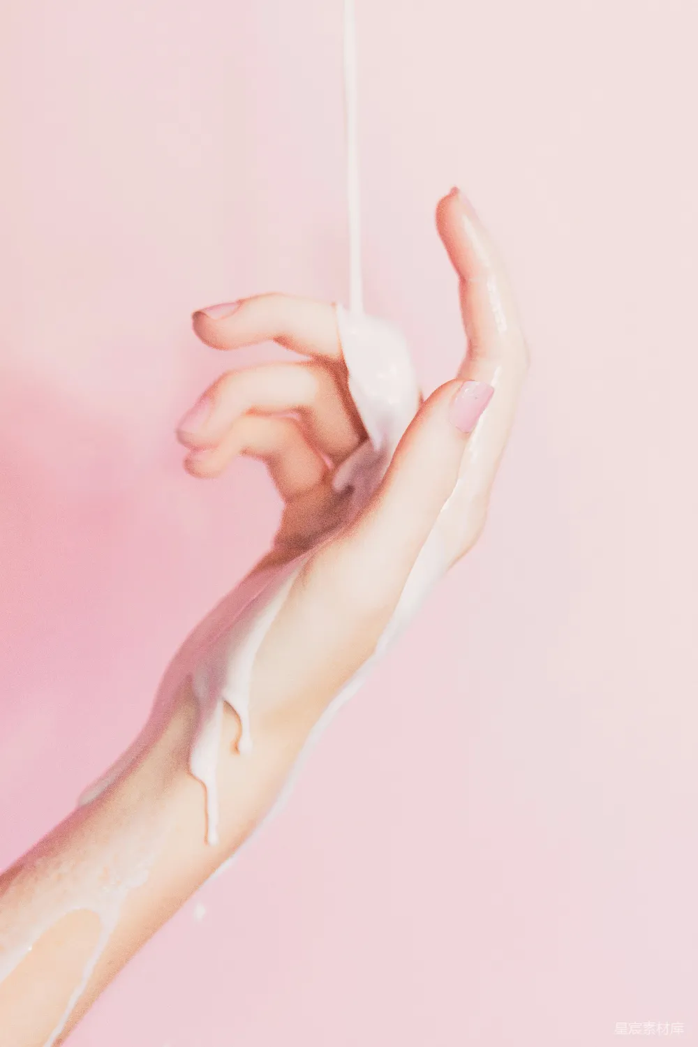 高清摄影 一位女子的手拿着一瓶润肤露