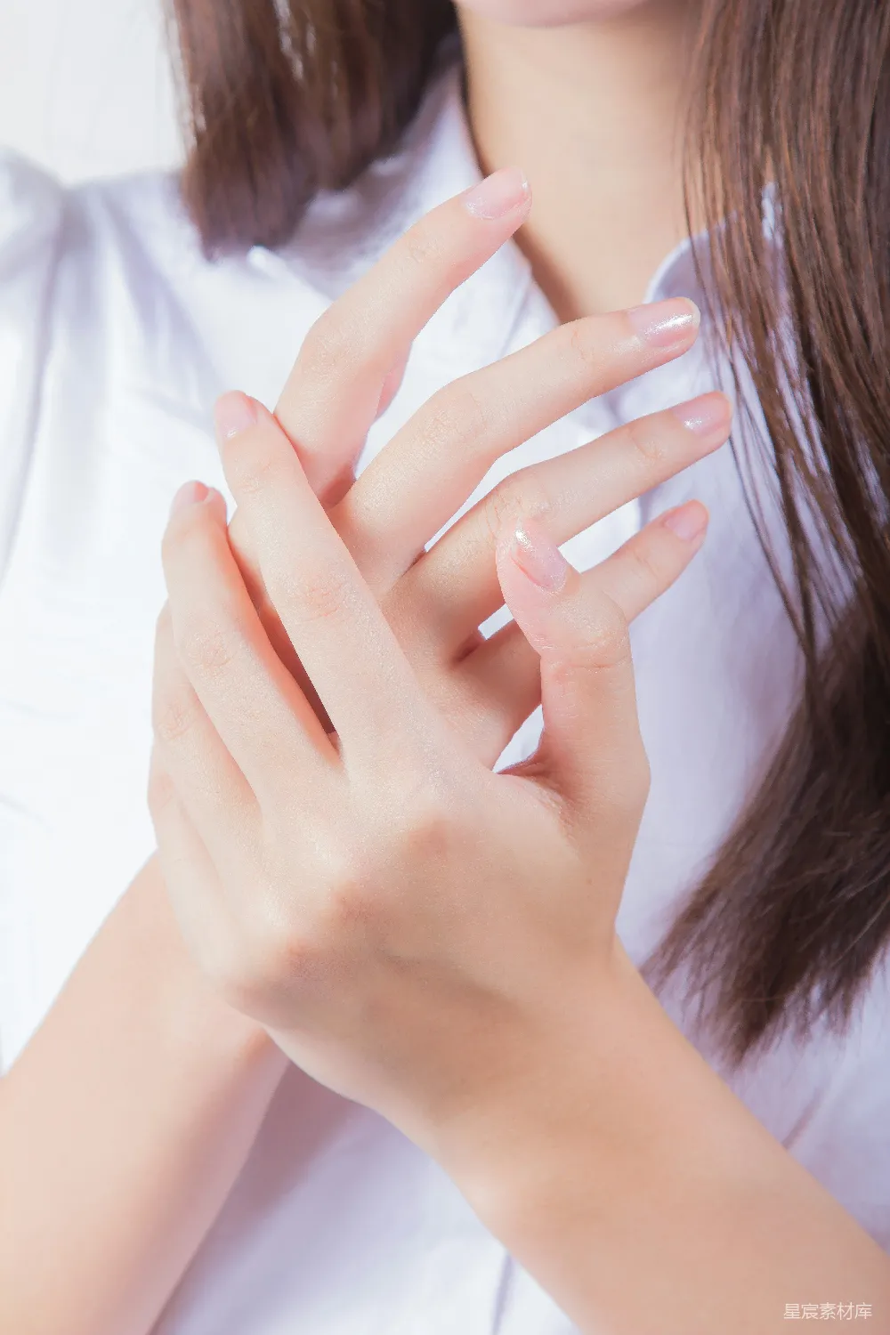 高清摄影  白上衣的女人用手遮面