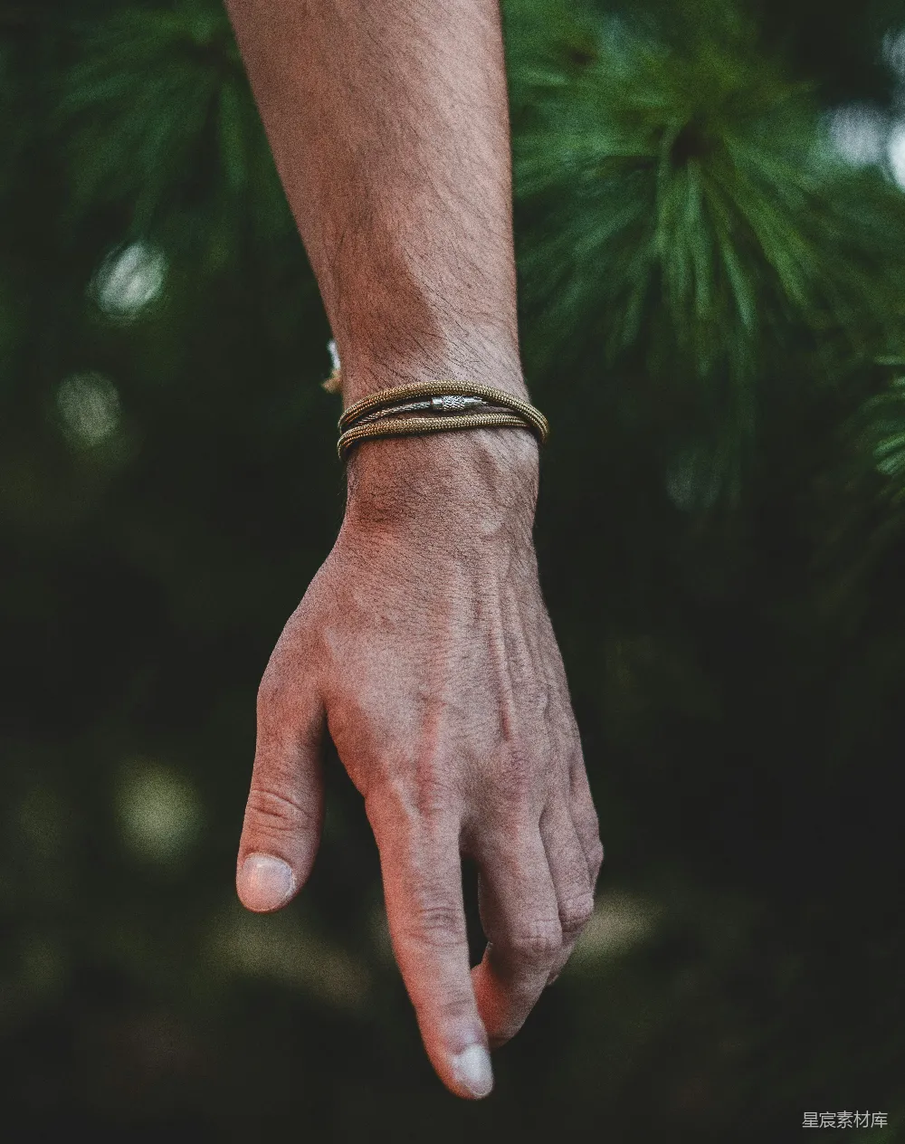 高清摄影  一个戴着手链的人的手