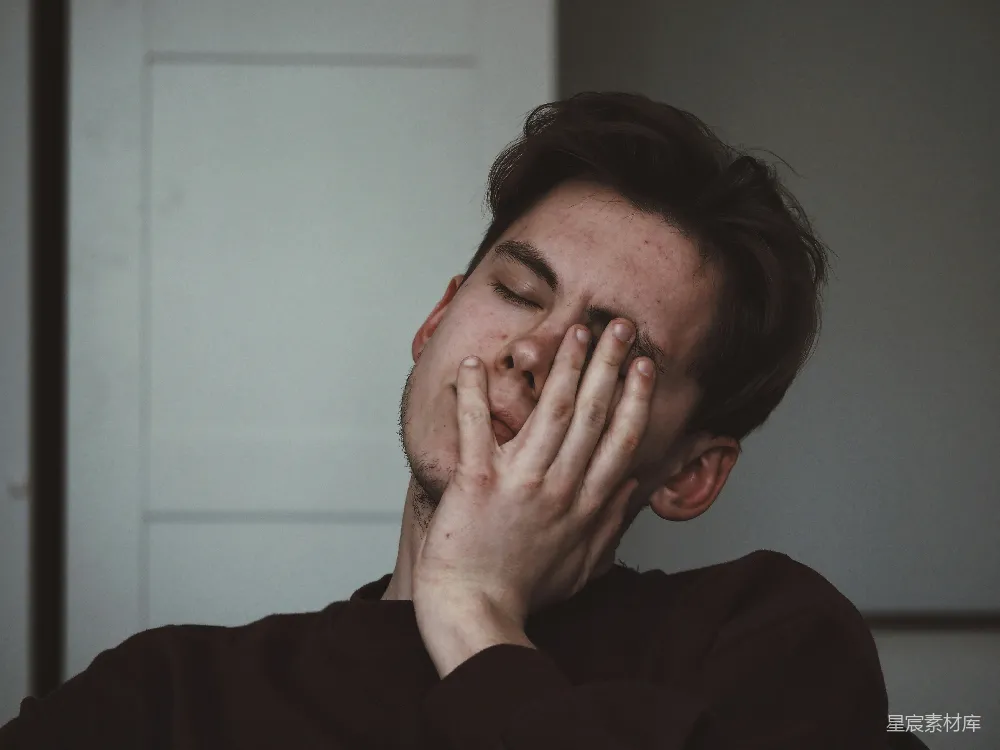 高清摄影  身穿黑色圆领上衣的男人