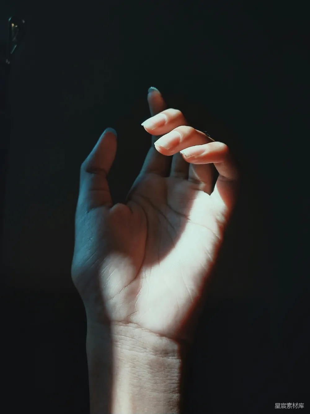 高清摄影  一个人在黑暗中手持一支香烟的手